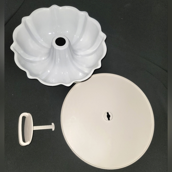 10" Bundt cake pan with storage/carry handle - Picture 2 of 12